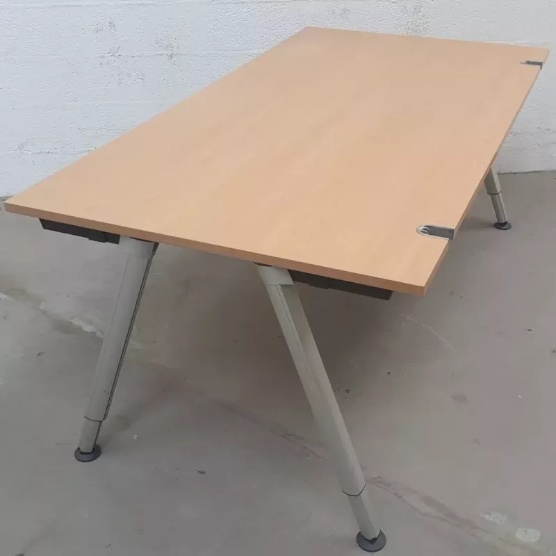 KOENIG NEURATH │Bureau droit L 180x100cm - pied réglable - Hêtre clair / Gris Alu