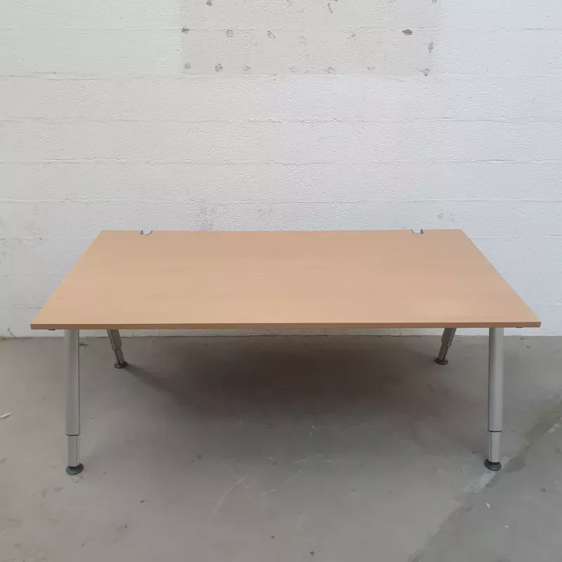 KOENIG NEURATH │Bureau droit L 180x100cm - pied réglable - Hêtre clair / Gris Alu