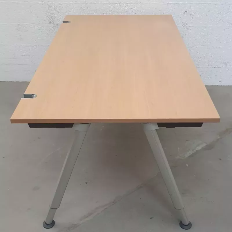 KOENIG NEURATH │Bureau droit L 180x100cm - pied réglable - Hêtre clair / Gris Alu