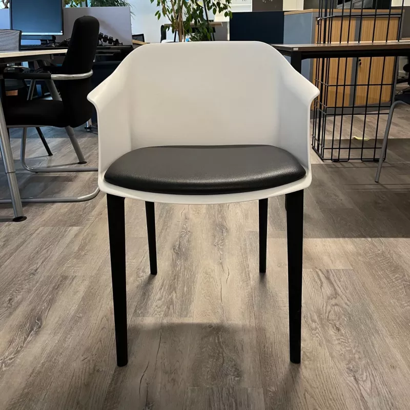 SCOTT│Fauteuil sur 4 pieds polypropylène noir - avec placet similicuir│Blanc/Noir