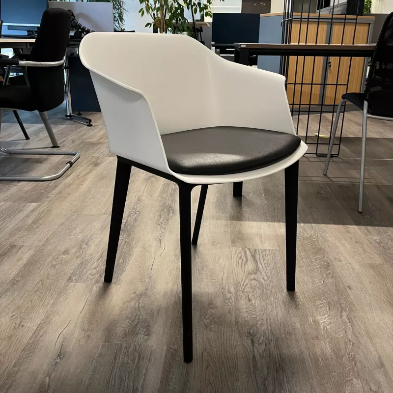 SCOTT│Fauteuil sur 4 pieds polypropylène noir - avec placet similicuir│Blanc/Noir